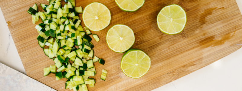Kitchen Hack: Keep Your Cutting Board from Slipping—No More Chopping Chaos! 🔪🧺